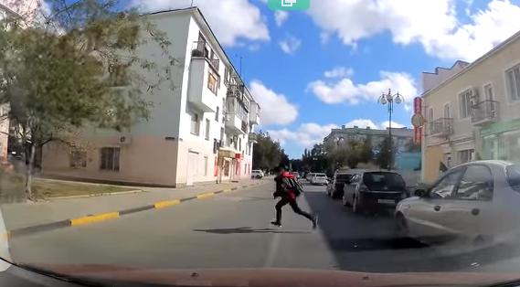 В группе пять человек. Трое перебегают дорогу по пешеходному переходу. Далее стоит 