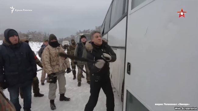 Кадр из фильма «Крым». Режиссер показывает, как бить автобус