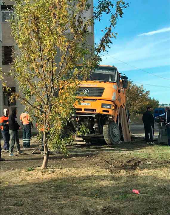 Инцидент случился во дворе дома по Марсовому переулку. По предварительной информации, пострадавших нет.