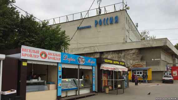 Торговые павильоны у кинотеатра 