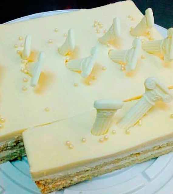 Севастопольская городская сеть кондитерских «Ежики» представила новый кулинарный шедевр - торт «Херсонес» из миндальной муки, крема-суфле и мусса из белого шоколада.