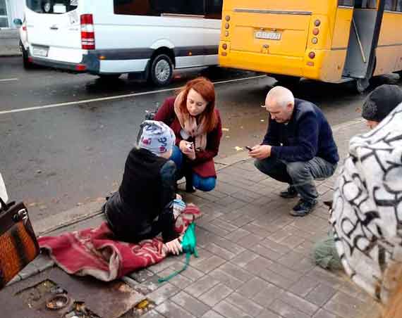 Сегодня около 14.00 на проспекте Нахимова – на пешеходном переходе возле дворца детского и юношеского творчества – маленькая горожанка попала под колёса автобуса. Ребёнок госпитализирован, а правоохранители выясняют обстоятельства происшествия.