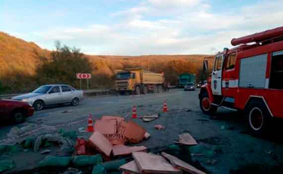 Тройное ДТП произошло в пятницу вечером на крымской трассе. На развилке трассы «Симферополь-Феодосия» и дороги на Судак не разминулись две гружёные фуры и микроавтобус