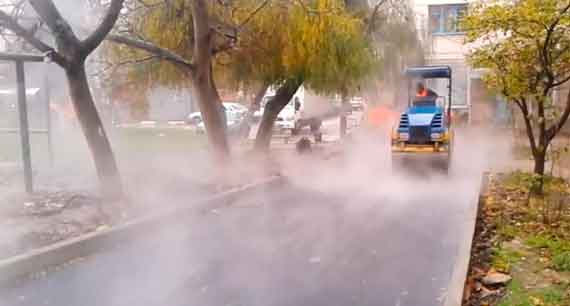 В Севастополе чинят дороги во время дождя