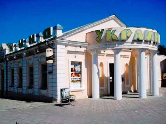 Власти Феодосии рассчитывают вернуть в распоряжение города здание бывшего кинотеатра «Украина», расторгнув досрочно договор с арендатором в судебном порядке.