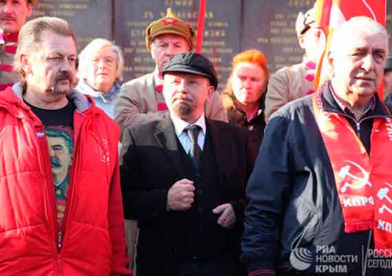 Городские власти не согласовали традиционное шествие коммунистов в честь 100-летия революции, которое должно было пройти после митинга на площади Нахимова. Поэтому, когда люди праздничной колонной вышли на центральные улицы, вмешалась полиция.