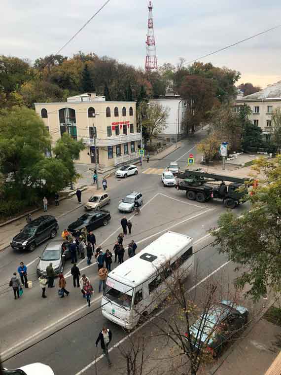 Днём в субботу, 4 ноября, в центре Севастополя произошло ДТП с участием автокрана "Камаз" и автобуса "Богдан".