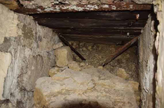 Внутри помещения есть боковая ниша, которая может представлять собой заваленный ход, ведущий к другим подобным помещениям.