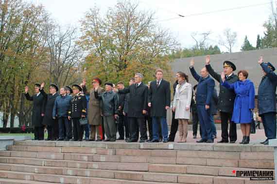 Демонстранты, проходя мимо мемориала героической обороны на площади Нахимова, приветствовали первых лиц Севастополя негромким «ура». Одни раз среди участников шествия даже была слабая попытка затянуть «Легендарный Севастополь».