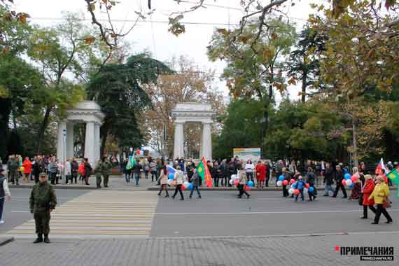 Многие участники шествия, получив свою порцию улыбок и взмахов руки от сильных мира сего, пройдя 30 метров, покидали колонну и сворачивали на Приморский бульвар, не дойдя до конечного пункта — площади Лазарева.