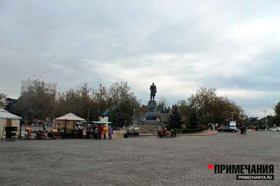 На площади Нахимова, где выстроились торговые платки с самодельными сувенирами и товарами ходили немногочисленные участки демонстрации, почти никого не было. Не прельстила и полевая кухня
