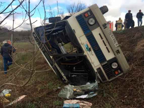 В селе Каштановка Симферопольского района перевернулся пассажирский автобус, в результате пострадали семь человек.