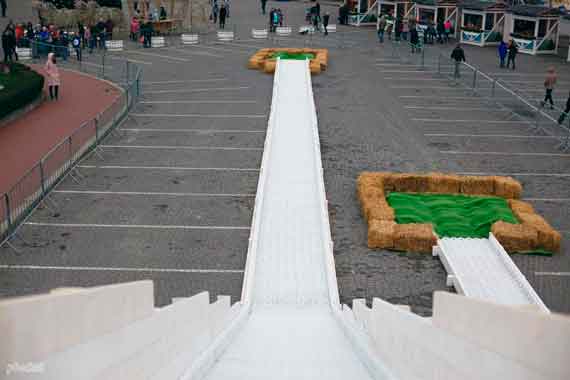 На площади Нахимова в Севастополе установили обещанную ледяную горку. Конструкция в длину около шести метров. Уже сейчас ребятня может бесплатно прокатиться с горки, получив массу эмоций.