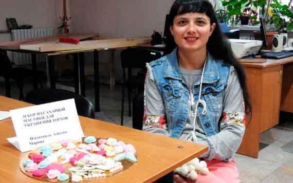 Чтобы стать настоящим кондитером, нужно много учиться и постоянно экспериментировать. Мадина Азизова осваивает это искусство и добивается в нём великолепных результатов, несмотря на ограниченные возможности здоровья.