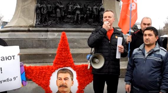 Севастопольские коммунисты организовали очередной митинг. Под портретами Ленина и Сталина они боролись за права и свободы севастопольцев.