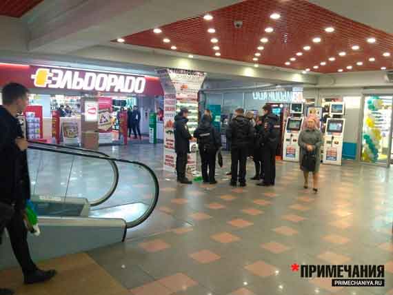 Около 15.30 возле торгово-развлекательного центра «Муссон» неожиданно появились силовики в бронежилетах с надписью «ОМОН»
