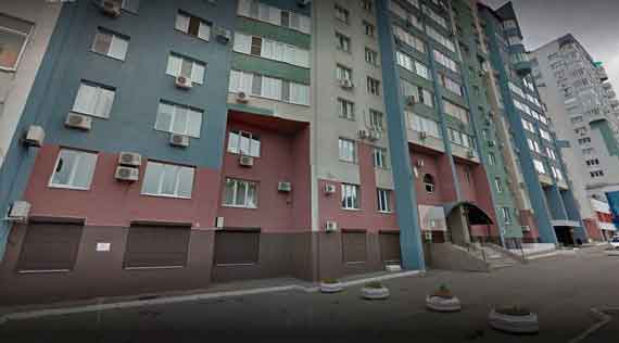 Офис компании ООО ССМ — «генерального подрядчика на объектах нефтяного строительства в России» — расположен в цоколе многоэтажки в спальном районе Самары