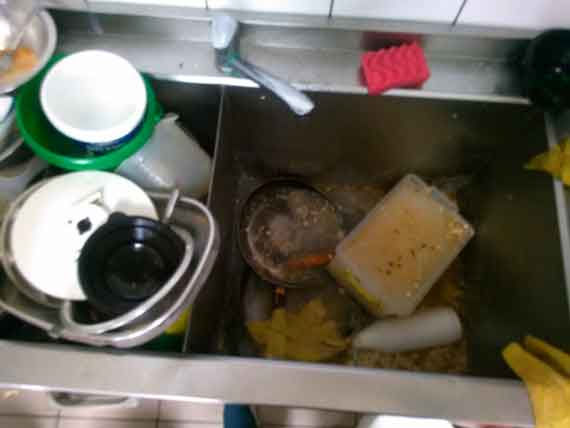 Пиццу в Севастополе готовят в антисанитарных условиях. Об этом предупредил тех, кто заказывает еду на дом, бывший сотрудник #pizzarolla.