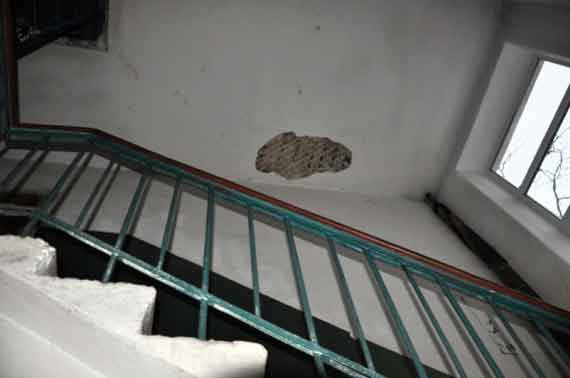 Про водостоки в проекте забыли, теперь стены мокнут