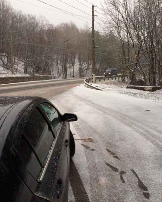 На Ангарском перевале в Крыму пошел снег. Пока его выпало немного, температура воздуха плюсовая