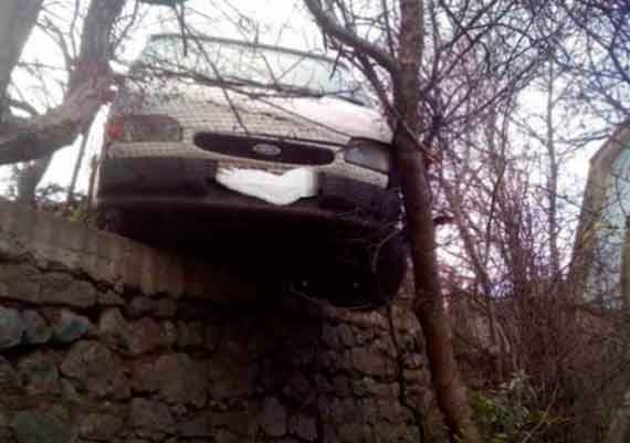 В Крыму несколько дней висит над обрывом микроавтобус. Водитель по неизвестной причине бросил автомобиль.