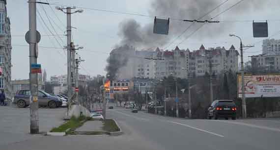 Здание быстро превратилось в огромный пылающий факел - пламя было видно из разных районов города, за много километров от места ЧП