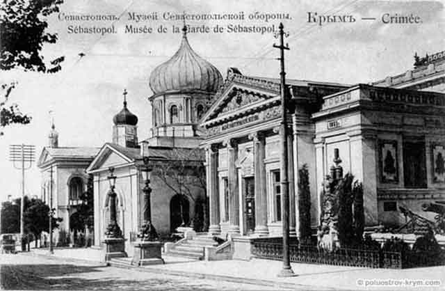 За зданием музея Севастопольской обороны видна Михайловская церковь, за которой Адмиралтейский Николаевский собор