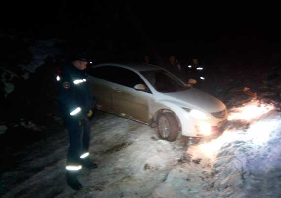 на Ангарском перевале застрял автомобиль, в котором находятся трое пассажиров. По прибытии было установлено, что на ледяной грунтовой дорогое застрял автомобиль Mazda