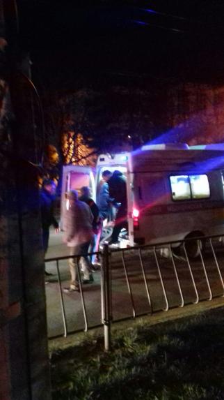 Авария произошла на перекрестке улиц Кечкеметской и Садовой. 14-летний подросток решил перебежать дорогу в тот момент, когда зеленый свет светофора горел последнюю секунду.