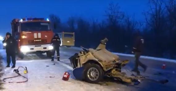 ДТП на трассе Симферополь – Джанкой произошло сегодня в 5.30. В результате столкновения микроавтобуса Vokswagen с автомобилем Kia погибли три человека, находившиеся в легковушке