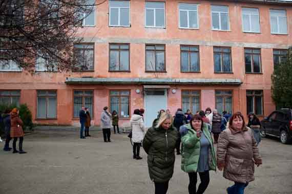 Тем временем комиссия в составе двух замов директора департамента образования Севастополя — Светланы Кириленко и Ирины Нестеровой, проинспектировав в который раз школу № 40, прибыла на встречу с родителями вместе с директором школы — Ольгой Терёхиной.
