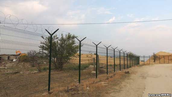 Забор проходит через район Цементная слободка в Керчи, сентябрь 2017 года