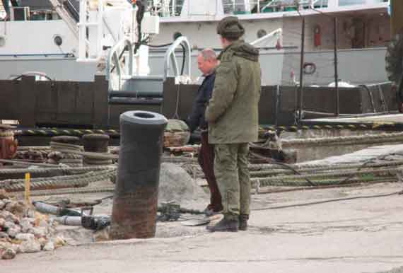 У причальной стенки в Южной бухте Севастополя демонтируют стволы пушек времён Крымской войны. В наши дни с их помощью швартовали суда. Сейчас их будут реставрировать и передавать в музеи.