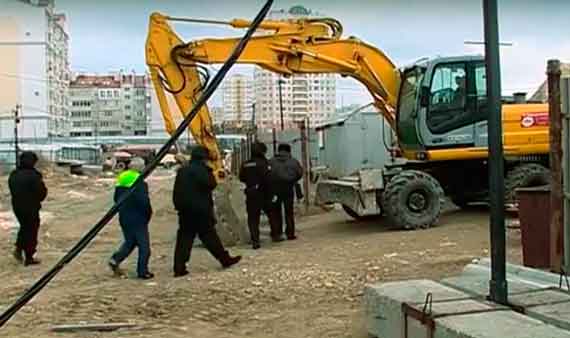 Подрядчики, жилищно-строительный кооператив «Доступное жильё» и общество с ограниченной ответственностью «Объединение ВИП класс», вели строительные работы на проспекте Античный, 20 с лета 2017 года. По мнению владельца земельного участка, компании «Еврофутур-Крым», незаконно