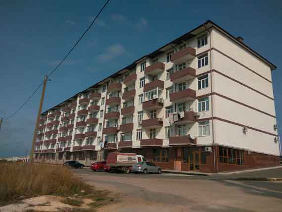 дом на Артдивизионовской. Это два многоквартирных огромных блока, построенных на земле под ИЖС