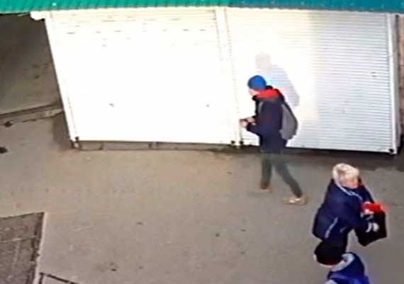 Парень на улице вырвал из рук женщины кошелек с деньгами и документами