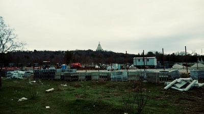 «На Северной стороне охранную зону мемориального Братского кладбища превратили в зону отвала строительного мусора, перевалку щебня и камня. Вместо детского футбольного поля появился отстойник