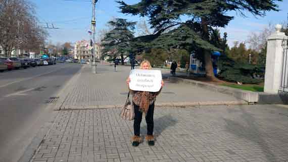 Вчера правительство Севастополя снова пикетировали. И снова те, у кого чиновники отсуживают земельные участки. Выйти на экстренные одиночные пикеты «земельных лишенцев» побудила новость о заседании в здании городского правительства выездной комиссии Госдумы по земельным вопросам.