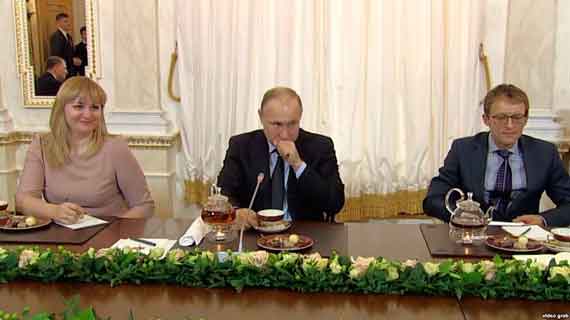 Владимир Путин во время чаепития с победителями конкурса управленцев, 12 февраля 2018 года