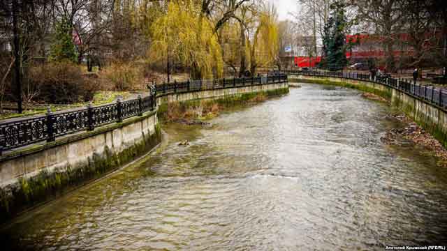 Река Салгир после сброса воды из водохранилища. 8 февраля 2018 года