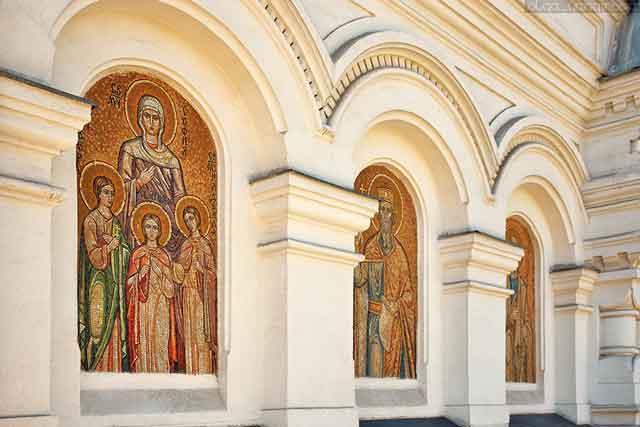  Мозаичные иконы на восточном фасаде Покровского собора в Севастополе