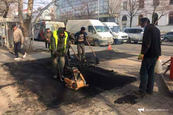 на площади Лазарева в Севастополе ремонтируют небольшой участок тротуара возле остановки