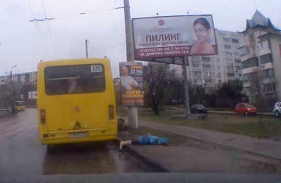 в апреле 2015 года водитель рейсового автобуса Владимир Наумов, принадлежащего предприятию «Севтранстрест», сбил семью, переходившую дорогу по пешеходному переходу. В результате ДТП на ул. Дмитрия Ульянова здоровью отца семейства Николая Таряника был причинен тяжкий вред, а его супруга и дочь получили травмы легкой степени тяжести