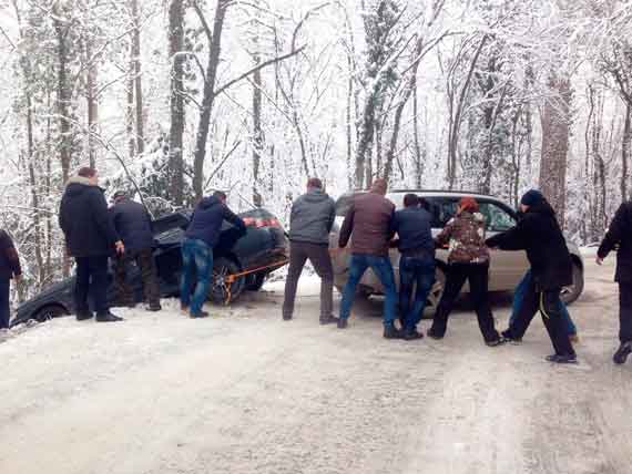 На склоне крымской горы Ай-Петри «завис» автомобиль