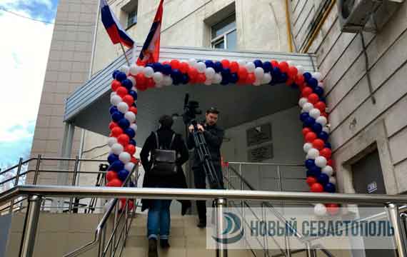 Губернатор Севастополя Дмитрий Овсянников вместе с руководителем Федерального архивного агентства Андреем Артизовым открыли вчера на проспекте Генерала Острякова новое семиэтажное здание городского архива