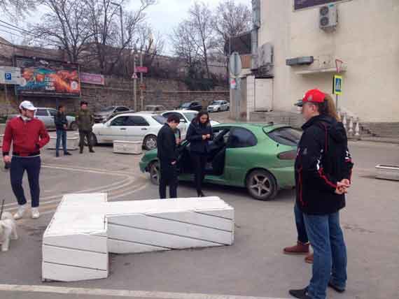 в Артиллерийской бухте несовершеннолетние под воздействием алкоголя устроили пьяную езду на автомобиле по пешеходной зоне
