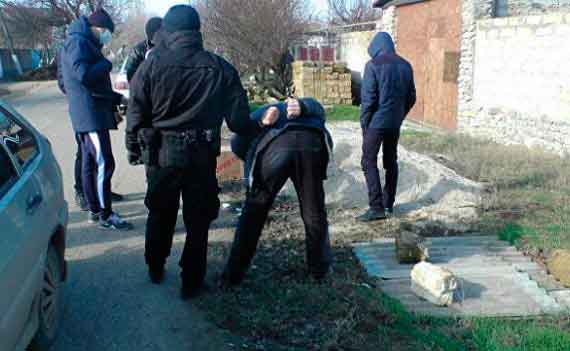 В процессе обыска дома и машины крымчанина, правоохранители обнаружили закладку марихуаны в крупном размере и несколько шприцов с опием.
