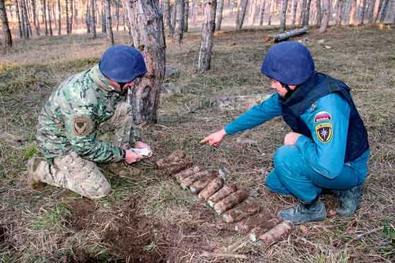 Одной из таких находок стал целый склад боеприпасов, который в ходе проведения инженерной разведки обнаружили в районе второго кордона Лесничества Севастополя сотрудники инженерно-технического отдела 