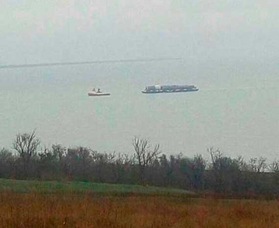 Жители Керчи заметили, что через Керченский пролив проплывает баржа с непонятным грузом