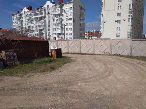 За забором бывший участок земли севастопольских художников